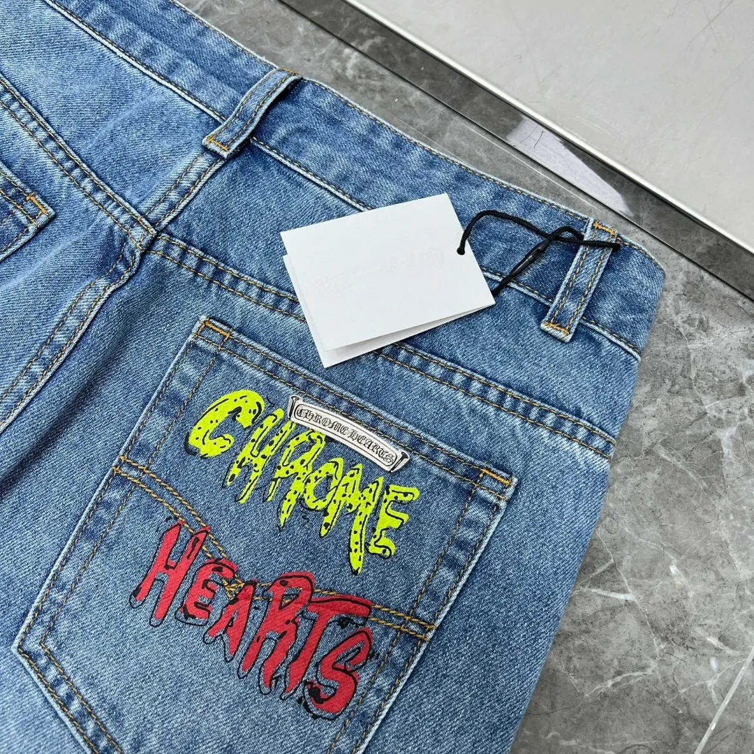 P296 Chrome Hearts🌸Jeans series🌸 🌈Classic version series🌈Cross leather mark silver washed style Exclusive custom weaving and dyeing 100% pure cotton high weight denim fabric High-tech washing! After the pants are finished, do heavy enzyme stone washing and rinsing! ✨Heavy leather embroidery➕Heavy hand sewing, washing and polishing✨Original hardware mold opening! Carrying various craft elements, it is suitable for all kinds of outfits and can be worn in all seasons. 🌈Recommended color: fixed-dyed denim blue🌈Code numbers: S, M, L, XL